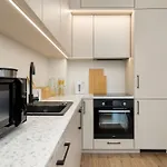 Apartman Cozy & Bright With Parking And Garden By Renters *