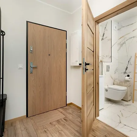 Cozy & Bright With Parking And Garden By Renters